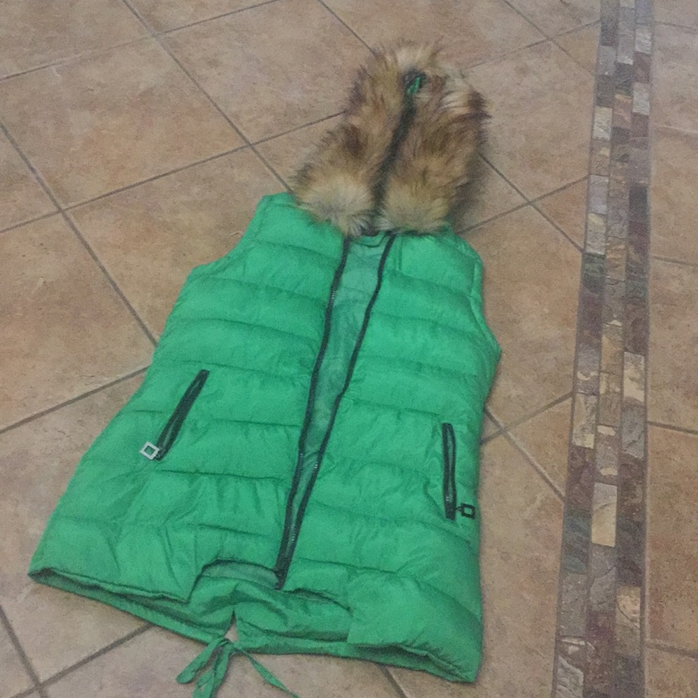 Sleeveless bomber jacket.